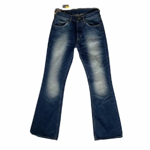 Lee Jeans - Säljer dessa coola jeans från Lee som är helt nya (lappar kvar)! De är storlek W27L32, 71cm midja och 81cm innerbenslängd! De är tyvärr för små för mig som brukar bära storlek 38❤️