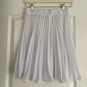 kjol me volang - köpt secondhand så vet inte storlek men skulle säga s/m