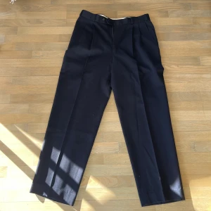 Vintage Kostymisar - Breda och mörkblå, skönt tyg :). Bra skick och sitter 34x34 ish. ❤️ Skriv om något undras !