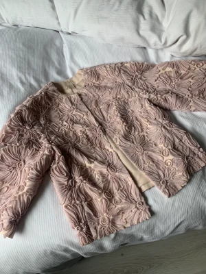 Kavaj  - Exklusive kavaj från H&M St 34, men kommer passa en 36 lika bra Perfekt till bröllop eller sommar fest