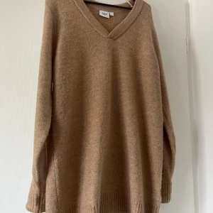 Stickad tröja  - En super fin och mysig stickad tröja ifrån saint tropez. Tröjan är i storlek L och jag har använt den som en klänning. Tröjan är i väldigt bra skick och har inga anmärkningar! (Den är lite ljusare i färgen än på bild)