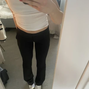 Kostymbyxor  - Säljer dom trendiga lågmidjade kostymbyxor ifrån bikbok, har varit mina absoluta favoritbyxor men har tyvärr blivit för små❤️har sytt ihop slitsen vilket jag baga tyckte gjorde dom snyggare😊