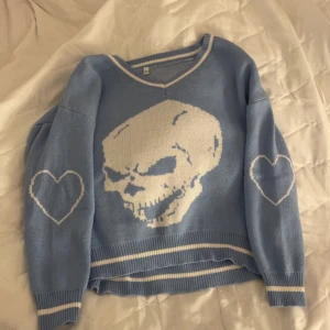Stickad tröja - Så cool stickad tröja med dödskalle motiv på. Fina hjärtan på armbågarna. Skriv gärna till mig om du vill köpa via Plick. 