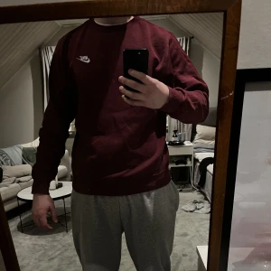 Vinröd nike sweatshirt - Säljer nu min vinröda Nike sweatshirt då den inte passar längre, inga fläckar eller liknande finns på tröjan. Storleken är M och den sitter som M också. Jag är 187 cm lång.