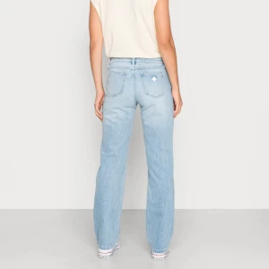 A brand midrise  - Säljer mina A brand jeans, då dem är förstora och inte kommer till användning. Nypris 1200. Använda få gånger och som nya. Pris kan diskuteras då jag vill bli av med dem, hör av er vid frågor eller fler bilder🫶🏻 