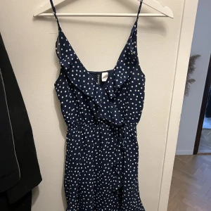 Prickig klänning  - Söt prickig klänning i stl 34 från hm. Passar även 36-38