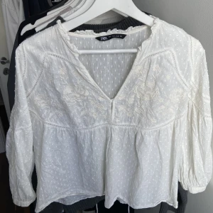 Blus - Otroligt fin blus ifrån Zara med kortare armar. Brodyr framtill i fint skick! Perfekt nu i vår/ sommar!!🌸
