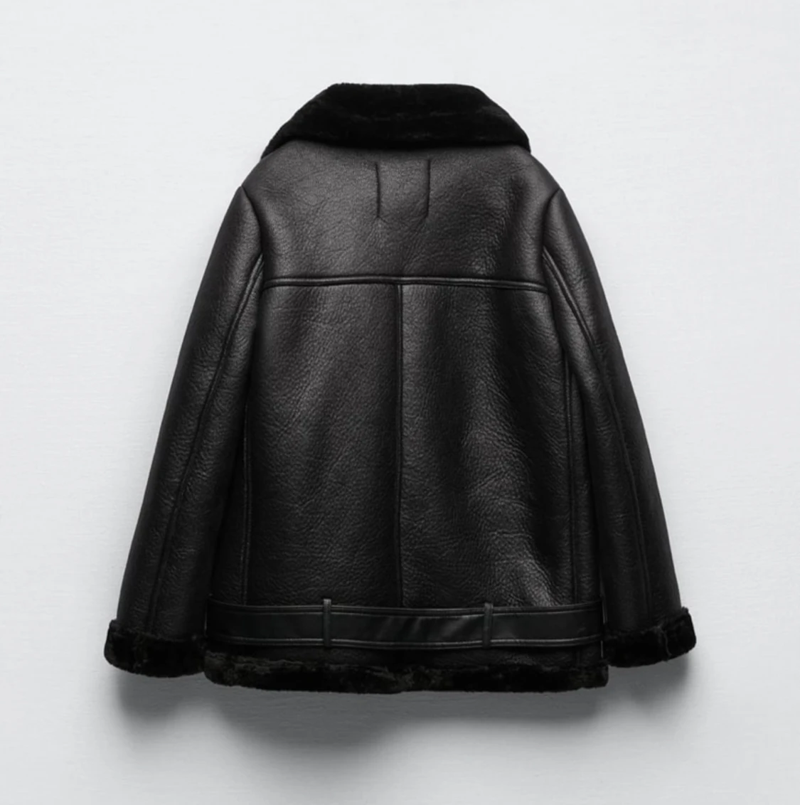 Svart faux leather jacka med teddy-detaljer - 90