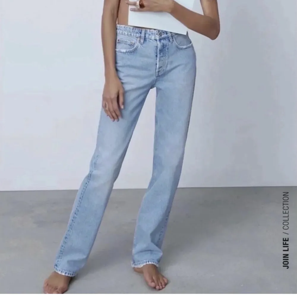 Hej säljer dessa jeansen från zara då dom inte kommer till användning. Bilderna är lånade så skriv privat för mer information💞. Jeans & Byxor.