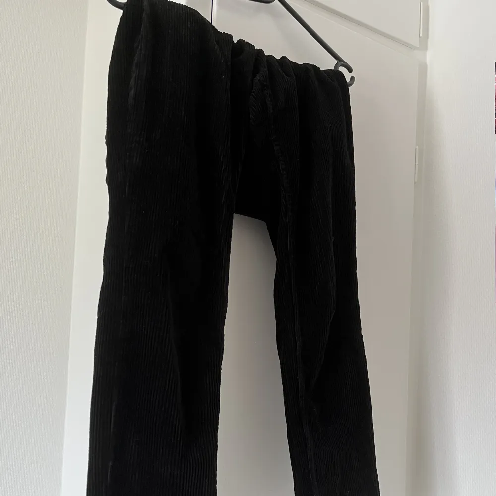 Ett par svarta Manchester byxor ifrån Monki! Byxorna är i storlek S och är använda men i gott skick, inga anmärkningar! 💕. Jeans & Byxor.