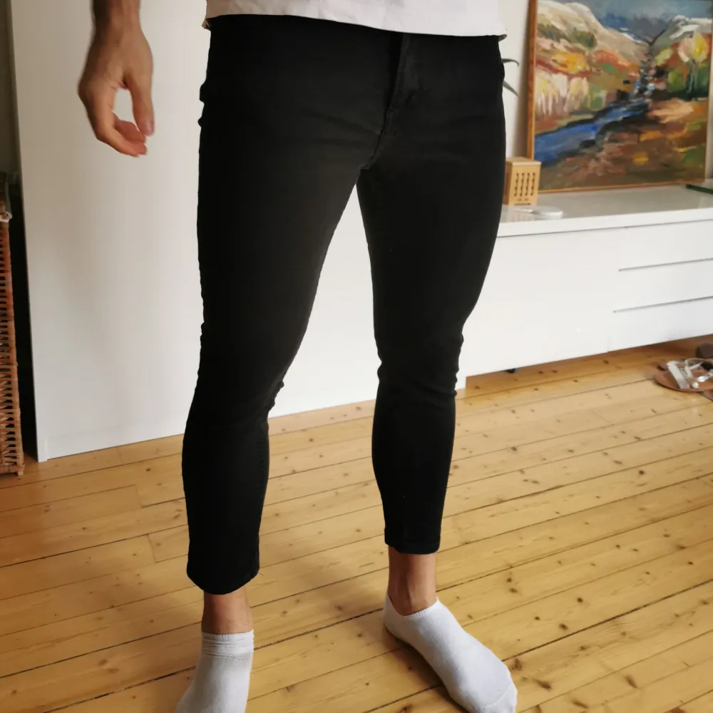 Svarta tight jeans förr herr i storlek 42 från Zara. Säljs eftersom dem blivit lite för små och tajta... Som man ser på bilden haha 😅 . Jeans & Byxor.