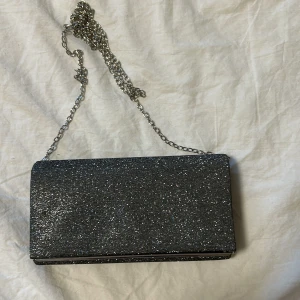 Glittrig väska - Knappt använd! Perfekt att ha till fest eller vardags❤️