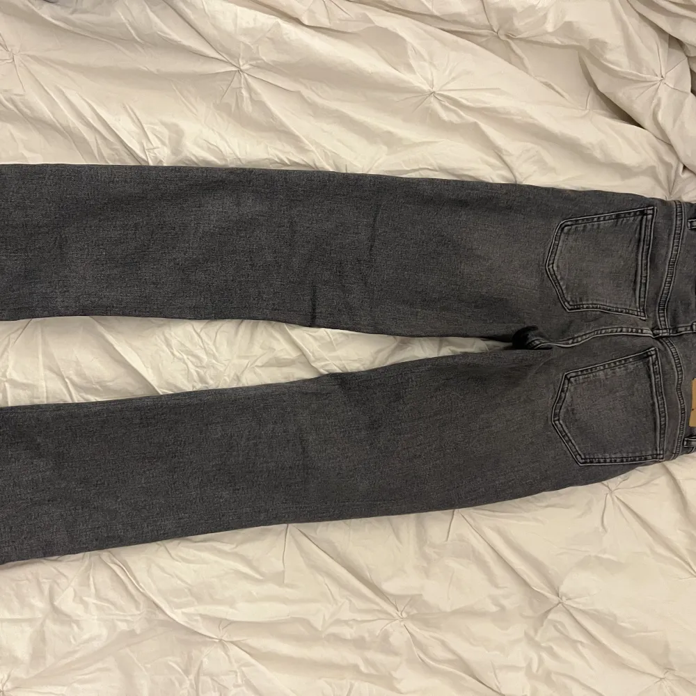 Jeans med slit från zara i storlek 34. Jeans & Byxor.