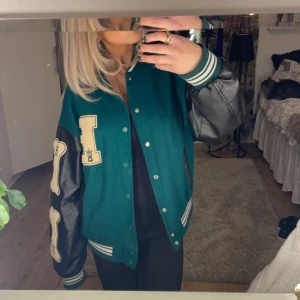 Aelfric eden jacka - Säljer min gröna collagejacka från Aelfric eden! Bra skick säljer då den inte kommer till användning länge💓