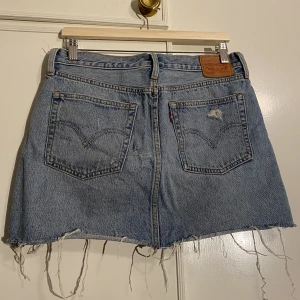 Levis jeanskjol - Mid/Low Waist Levis jeanskjol i storlek 29 (S-M)💙