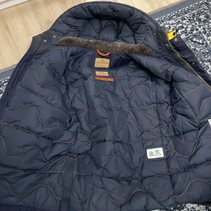 Parajumper jacka - Säljer min äkta parajumper jacka som jag köpte 2021 den är använd ungefär 1 månad och har inga skador eller fel på den jag säljer den för 1500kr för vill få den såld snabbt.