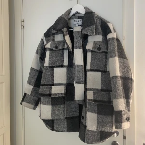 Kappa Från NAKD - Fin jacka från NAKD, inköpt för ca två år sedan, använd ett fåtal gånger och säljs då den tyvärr inte kommer till användning. Stl 34 men oversize i storleken. Nypris 879kr  Mitt pris : 300kr🥰kan skickas eller mötas upp