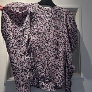 Blus - Gullig blus med puffiga axlar från H&M. Storlek 36