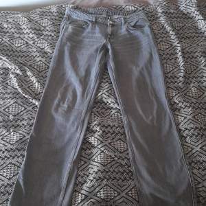 Straight jeans från weekday (arrow low) Lite trasiga på rumpan men det syns på tredje bilden