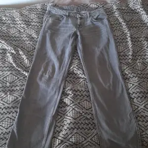 Straight jeans från weekday (arrow low) Lite trasiga på rumpan men det syns på tredje bilden