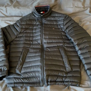 Tommy hilfiger jacka - Säljer min snygga Tommy Hilfiger jacka då den blivit för liten Knappt använd, 9/10 skick  Den är mörkblå/svart Medium Vårjacka(dun)