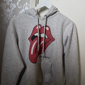 Läpp hoddie❤️ - Jättefin hoddie med luva som är köpt på h&m, använd några gånger men i fint skick! Jättesnygg och cool 🤘🏼❤️ Den är tunn i tyget! 