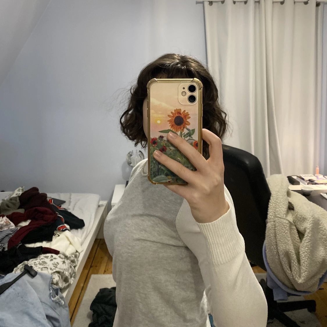 Grå tröja med vita ärmar