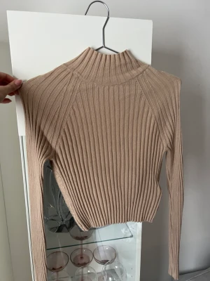 Beige tröja med öppen rygg - En beige tajt tröja med öppen rygg! Använd fåtal gånger och den är köpt på Nakd😍🥰 Storlek: S Pris: 120 kr Köparen står för frakt💕
