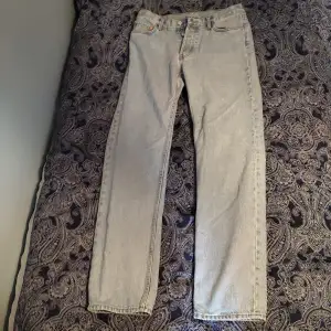 Ljusblå Weekday jeans modell klean. Storlek 30/34. Sparsamt använda det enda slitaget är på Weekday lappen som är lite skrynklig och lite längst ner vid fötterna, skick 9/10.  Nypris 600 Skriv om det finns fler frågor :)