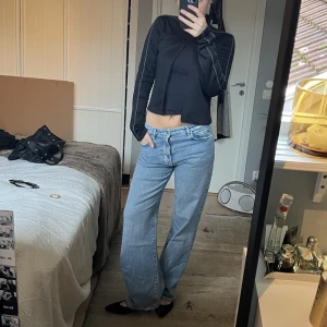 Jeans - Snygga jeans ifrån KARVE. Mid-rise och lösa, vida i benen. Knappt använda. Därför ska de nu säljaaas!!!🍒🍒🍒🍒🍒🍜 