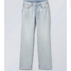 Säljer nu mina helt oanvända mid waist jeans från weekday, då dem inte kommer till användning💗💗💗