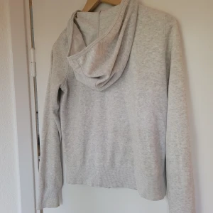 Ljusgrå plysh Hoodie stlXS 164 - Mjuk luvtröja i ljusgrå plysh. Stl XS (164) Begagnad