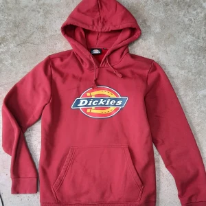 Dickies hoodie - Hoodie från Dickies i strl M, herr. Fint skick, vinröd (ser rödare ut på bilden än i verkligheten)