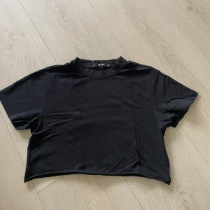 Cropad t-shirt  - Fint skick, endast använd ett fåtal gånger. Tröjan är cropad och slutar innan naveln, den är köpt cropad.
