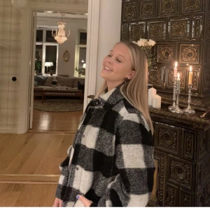 Jacka - Såå snygg rutig jacka! Perfekt nu till våren💗Sparsamt använd!!