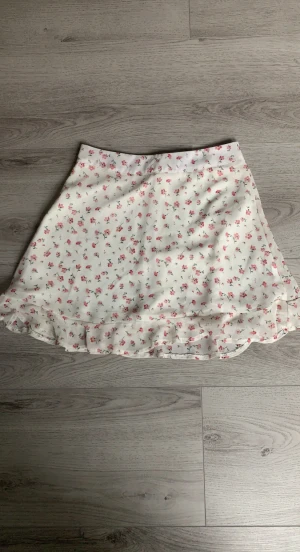 Sommar kjol  - Säljer denna riktigt söta kjolen! Perfekt för sommaren. Den är i bra skick. Den är endast använd 4 gånger men den är lite för liten för mig nu så vill sälja den. Finns absolut inget fel med denna!🥰🥰