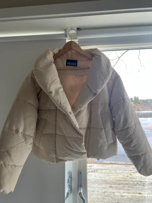 Säljer denna jacka från Nelly - Säljer denna jacka från Nelly i storlek S den är i nyskick 