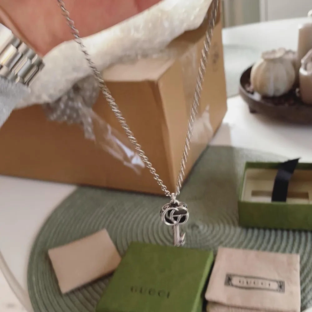 Gucci silver GG key halsband(50cm)(Silver) helt nytt-låda, eticketter osv medföljer  Nypris:3600kr. Accessoarer.