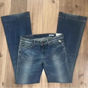 Lowaist Flare jeans som är aldrig använda med prislapparna kvar. Nypris: 1399. Säljer för dom är för stora för mig! Använd gärna köp nu❤️
