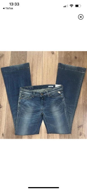 Low waist flare jeans - Lowaist Flare jeans som är aldrig använda med prislapparna kvar. Nypris: 1399. Säljer för dom är för stora för mig! Använd gärna köp nu❤️