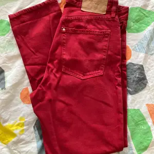 Ett par gamla men knappt använda jeans från HM i fin röd färg. Storlek 29 (tum) 