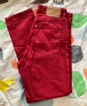 Röda jeans - Ett par gamla men knappt använda jeans från HM i fin röd färg. Storlek 29 (tum) 