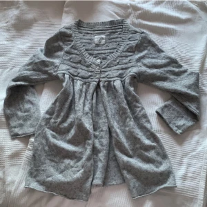 Babydollkofta - Babydollkofta med trekvartsärm i jättefint skick!! :)   Har två annonser för samma vara, men på denna är det fri frakt.