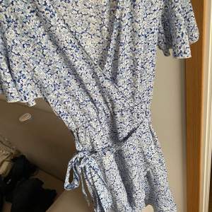 Blå mönstrad klänning från Shein i ett lätt och tunnt material. Perfekt till sommaren. Använd max 5 gånger.