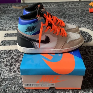 Jordan 1 High Prototype - Använda Jordan 1 High Prototype. Marknadsvärde på ett par nya ligger runt 2500. Kommer med orangea, vita, blåa och svarta snören. Lite creaseade men går att fixa till. 