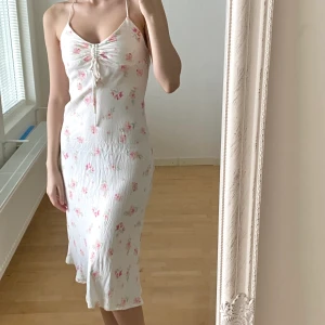 Zara blommig klänning  - Säljer denna populära klänningen från zara. Bra skick. Pris kan diskuteras.