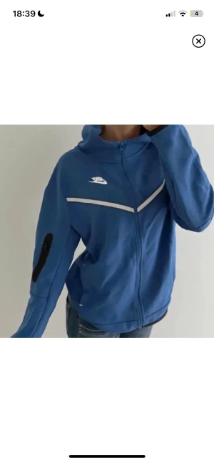 Nike Tech Set - Säljer detta nike tech set då det inte riktigt var min stil, använd ca 5 ggr max! kan tänka mig att gå ner i pris vid snabb affär!💗