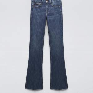 Superfina low Rise jeans från Zara, knappt använda och är i ett väldigt fint skick!