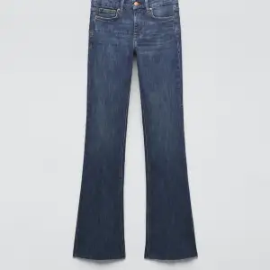 Superfina low Rise jeans från Zara, knappt använda och är i ett väldigt fint skick!
