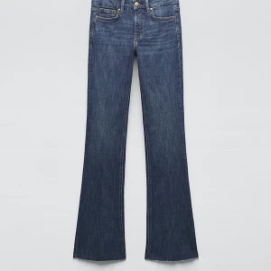 Blå low Rise jeans - Superfina low Rise jeans från Zara, knappt använda och är i ett väldigt fint skick!